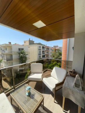 Central Apartment near Sea with Balcony in Karsiyaka, İzmir